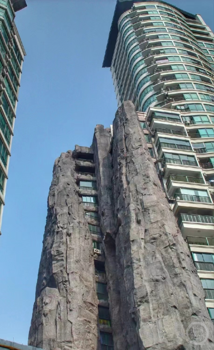 仔细观察可以发现假山上有不少窗户,还安装了空调。 图片来源/网络