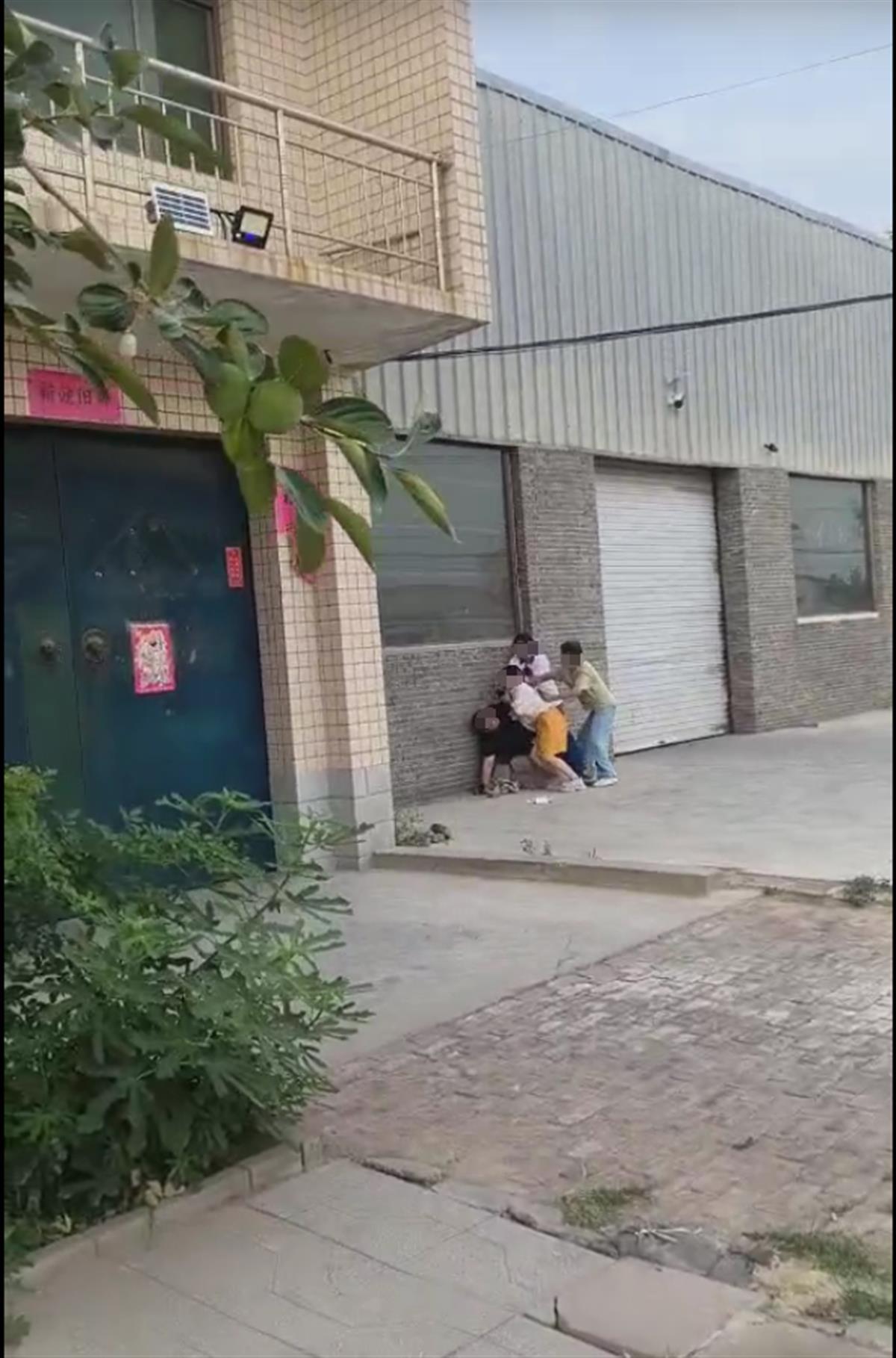 赵刚被几名女子按倒在墙角