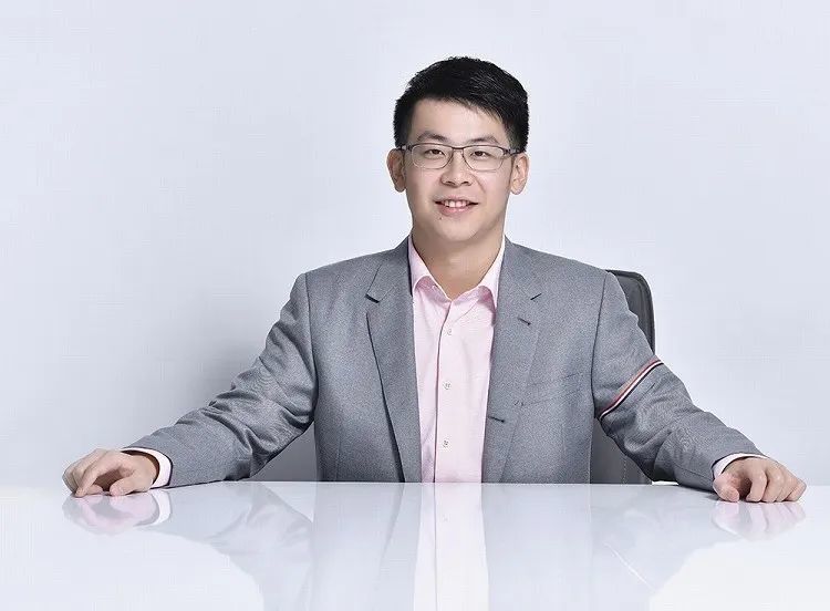·王泽龙（左）代表中核钛白与合作商锦泰钾肥签约。