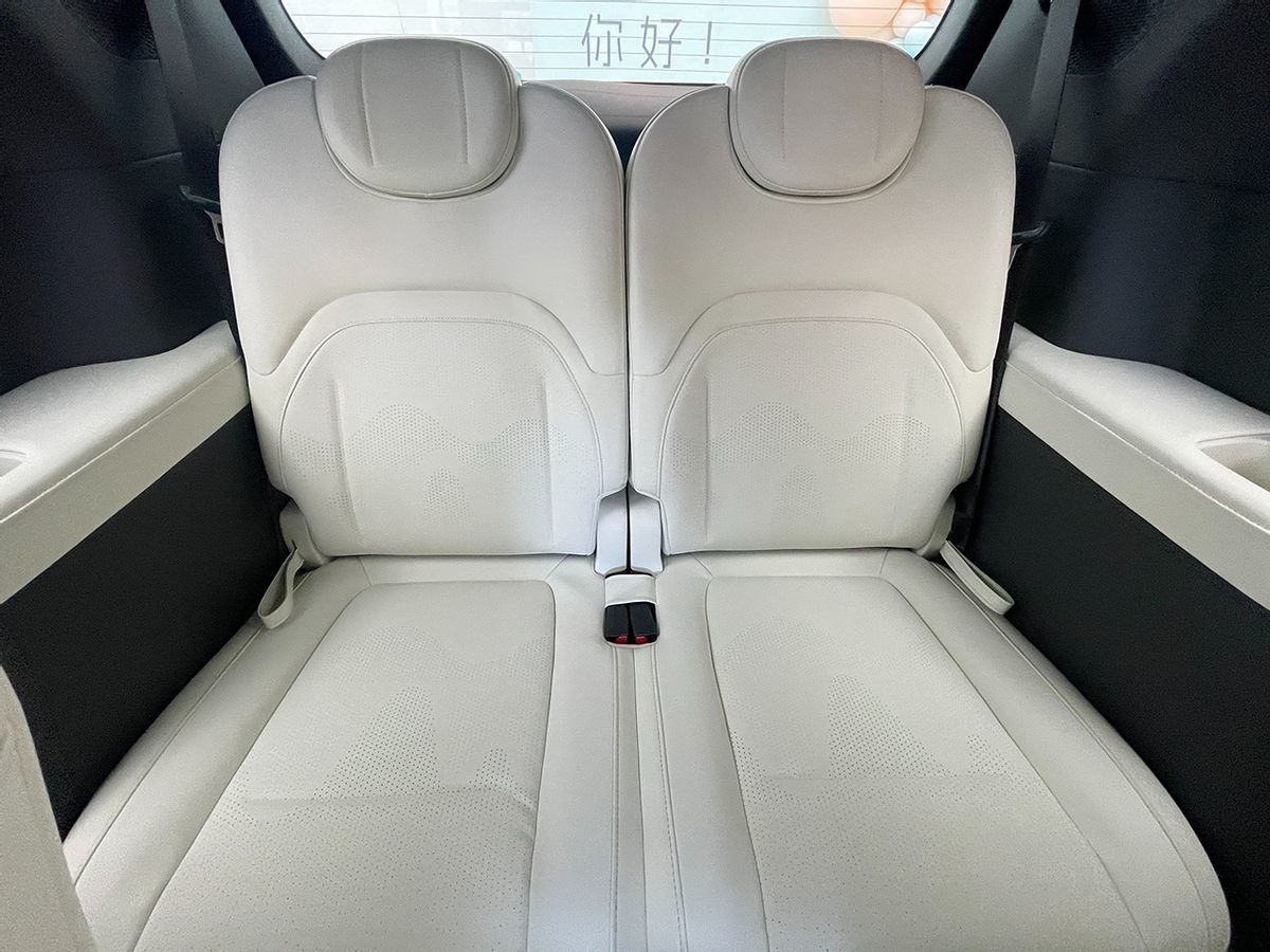 比理想L8便宜10万,也有冰箱彩电大沙发,东风eπ008实拍