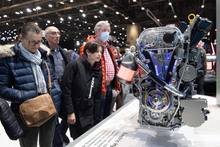 △观众在瑞士举行的2024年日内瓦国际车展上参观比亚迪新款发动机。