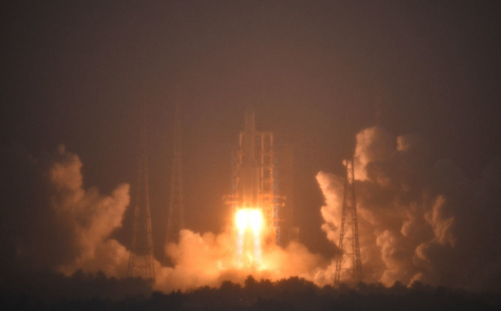 2024年5月3日，搭载嫦娥六号探测器的长征五号遥八运载火箭在中国文昌航天发射场发射。新华社记者 郭程 摄