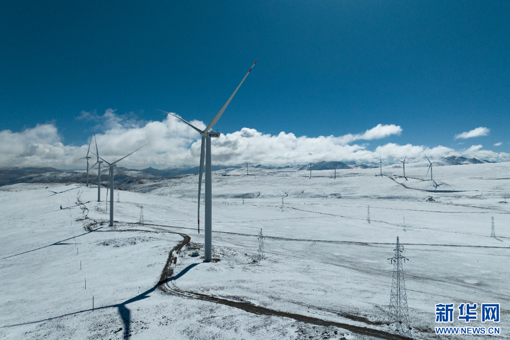图为西藏措美哲古风电项目一处风电机组（无人机照片）。新华网 旦增努布 摄