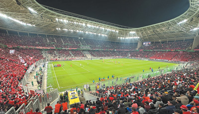 近日，一场精彩的足球比赛正在阿尔及利亚纳尔逊&middot;曼德拉体育场内举行。马 强摄