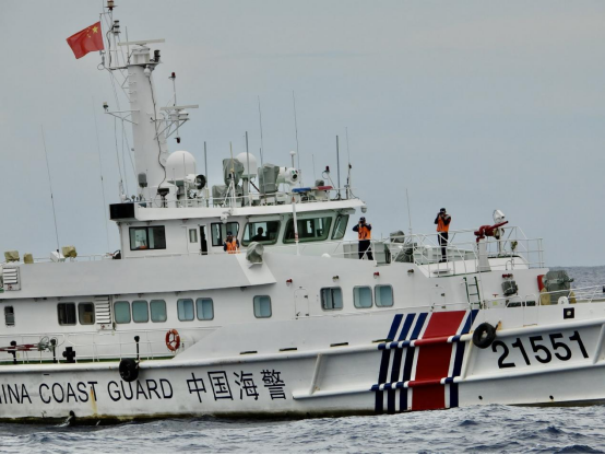 声东击西失败，2条菲船怒撞中国海警船，带着大洞逃回国