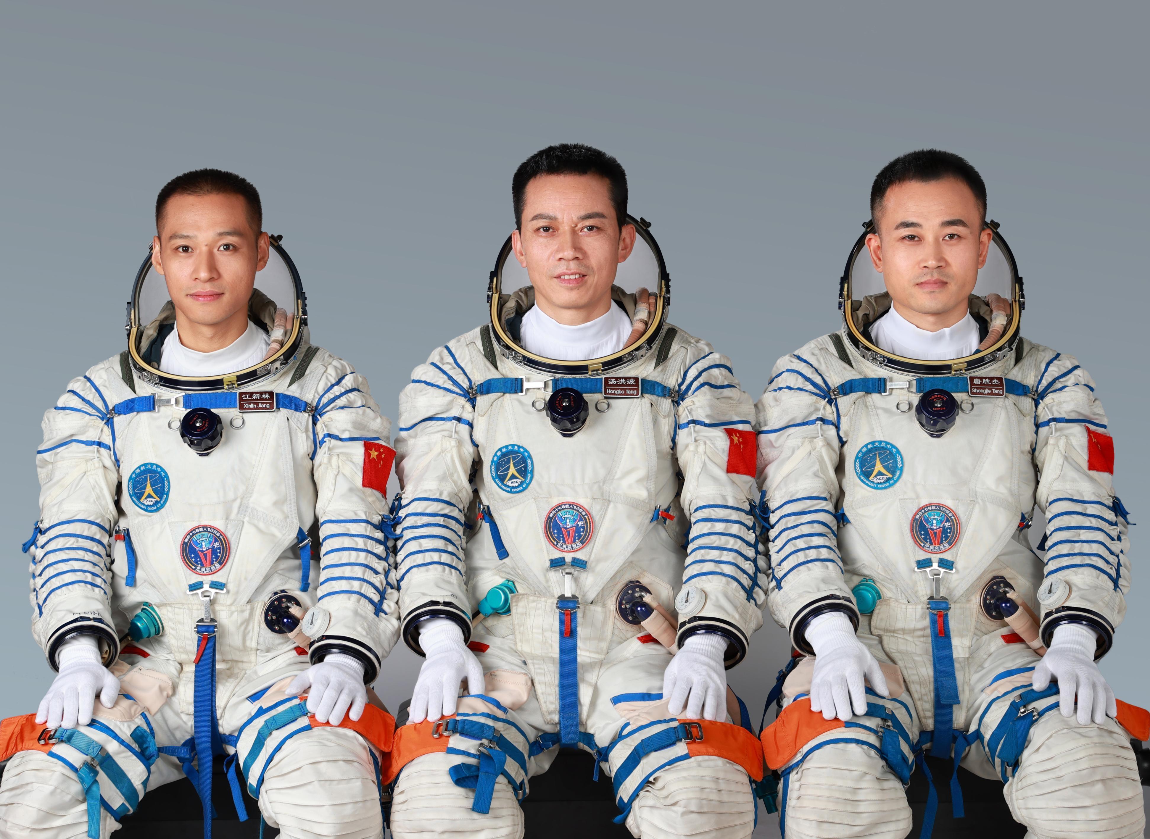 △神舟十七号航天员乘组合影，从左至右依次为：江新林、汤洪波、唐胜杰。
