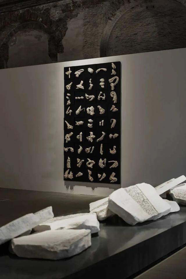 ▲ 施慧《书非书系列之二:沉思》作品|展示地台-东鹏生态石