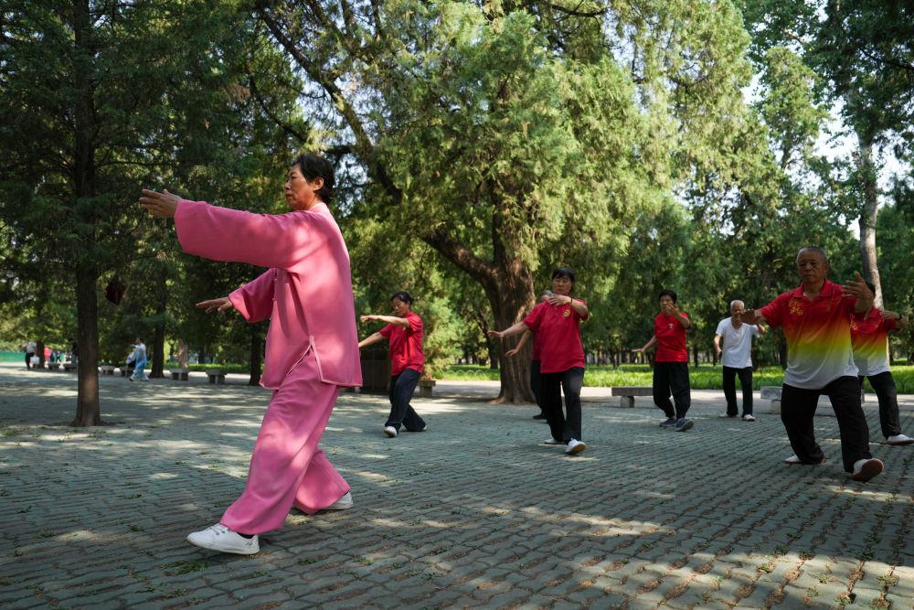 ↑2024年6月28日，杨淑芹（左一）带领学员练习太极拳。