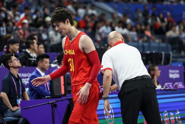 2023年10月4日，中国队球员王哲林（左）在比赛中被替换下场。当日，在杭州亚运会篮球项目男子半决赛中，中国队以76比77负于菲律宾队，无缘决赛。 新华社记者 潘昱龙 摄