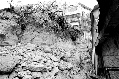 墩台东侧存在局部坍塌