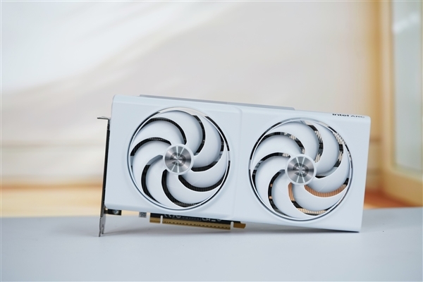 纯白双风扇!傲世追日Intel锐炫B580 OC显卡图赏