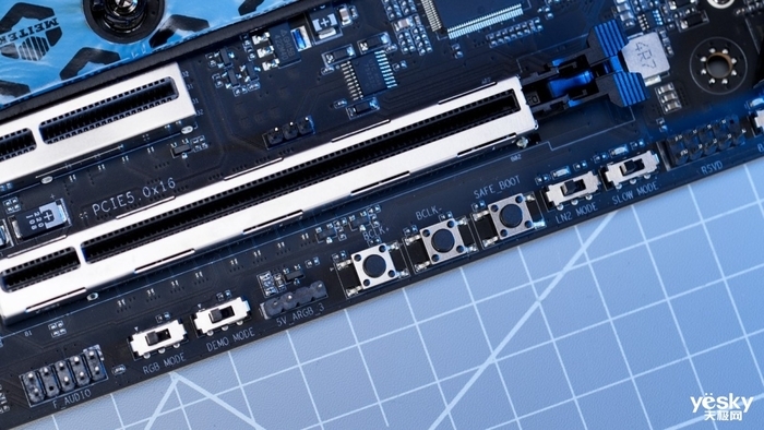 是用料旗舰 也是新一代性能旗舰 iGame Z890 VULCAN X V20主板评测