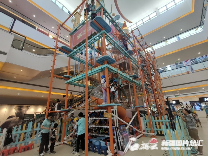 在乌鲁木齐不少商场，儿童游乐区占据了C位。图为一家商场的中庭广场位置上的儿童游乐区。石榴云/新疆日报记者 黑宏伟摄