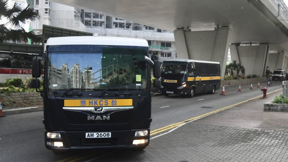 囚车5日将各被告送抵西九法院。图自香港星岛网