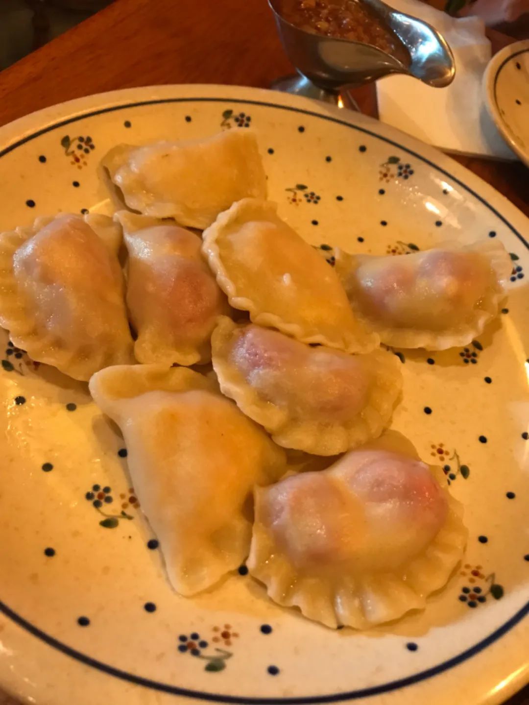 当地连锁餐厅中吃到的饺子，馅料可选酸菜、蓝莓酱、草莓酱等。（图/九行）