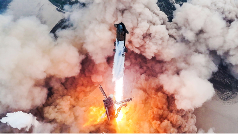 SpaceX的巨型星舰火箭从德克萨斯州发射。SpaceX via UPI/Alamy