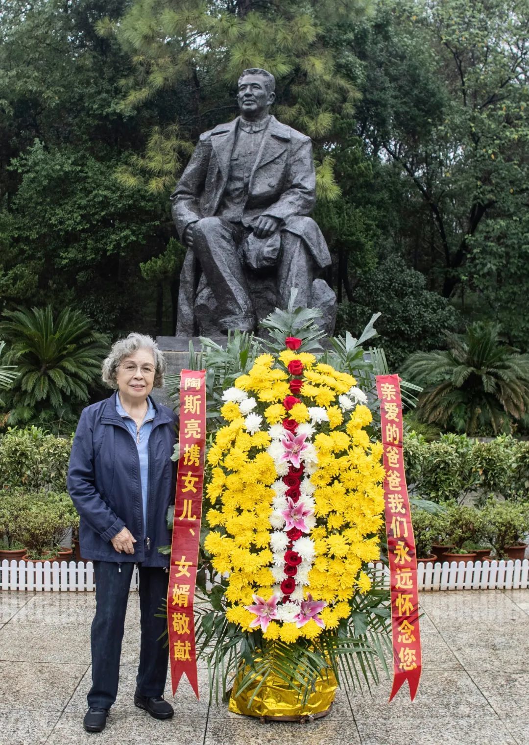 2024年10月15日，陶斯亮回到家乡祁阳，为陶铸铜像敬献花篮。