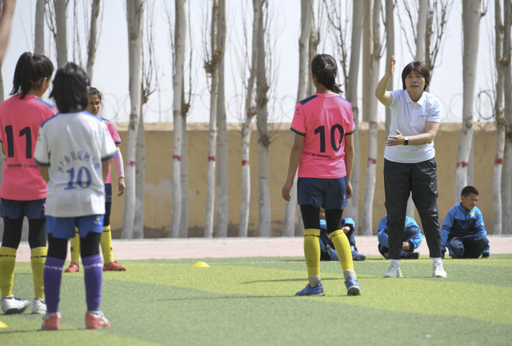 中国女足前主教练水庆霞在训练中指导。