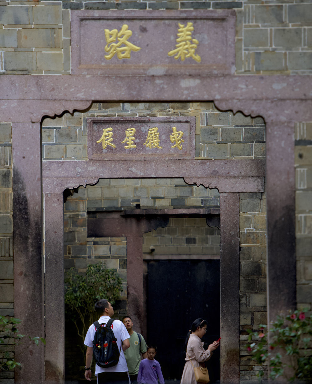 游客在泰宁县尚书巷历史文化街区尚书第内参观游览（4月20日摄）。