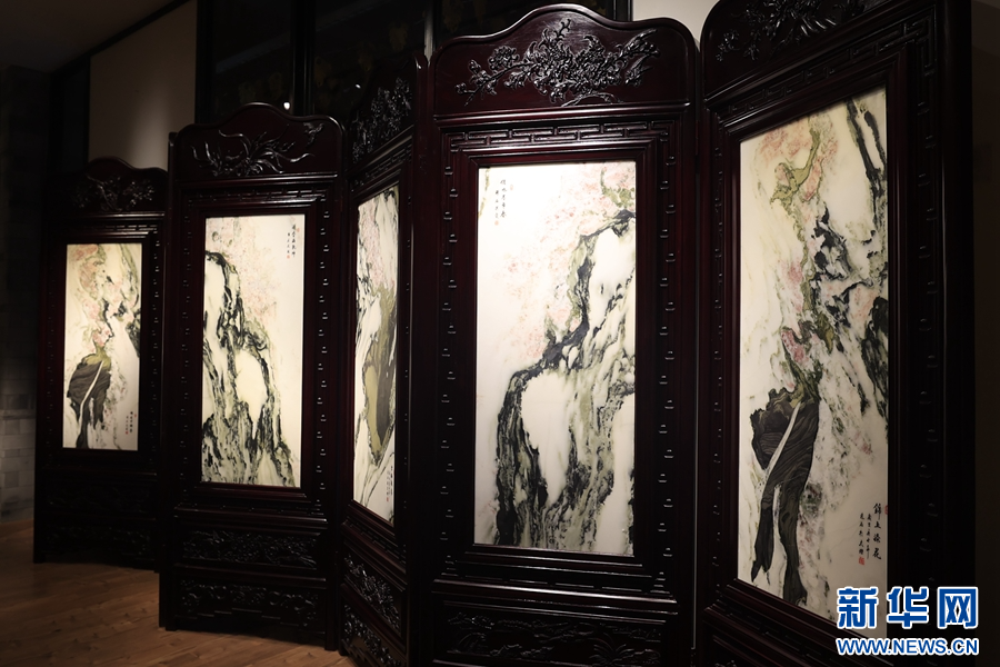 大理石方志馆展出的大理石画（摄于4月3日）。（新华网 赵普凡 摄）