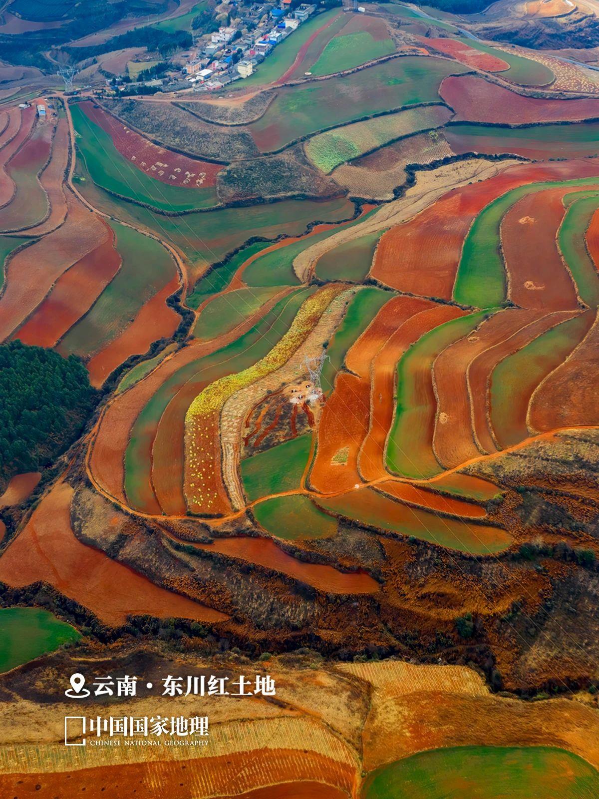 △云南省昆明东川绚丽的红土地。