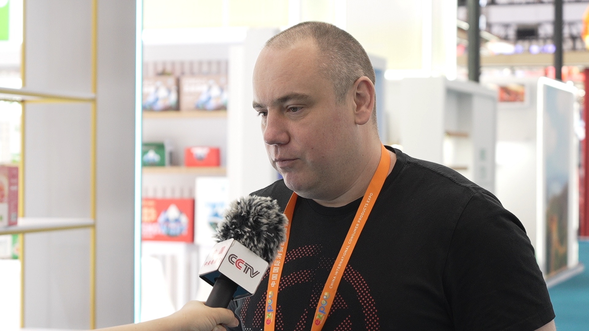 波兰参展商米哈乌·阿伯拉姆茨接受记者采访