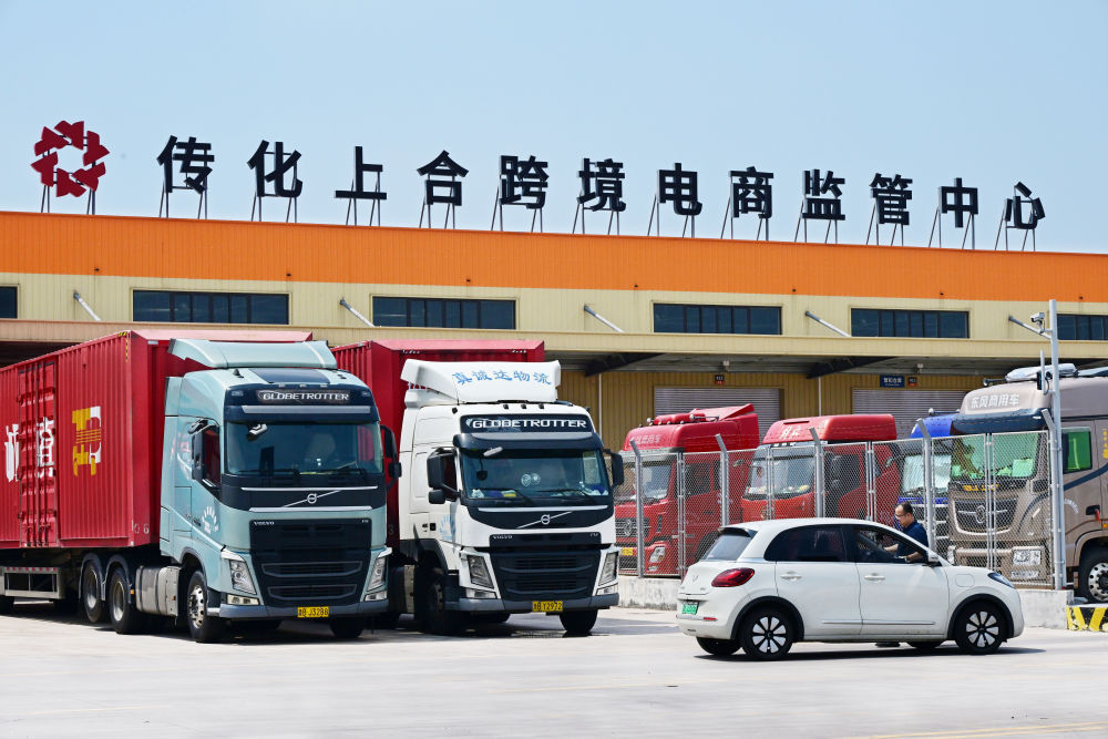 货车在传化上合跨境电商监管中心等待海关查验(2024年7月3日摄)。新华社记者 李紫恒 摄