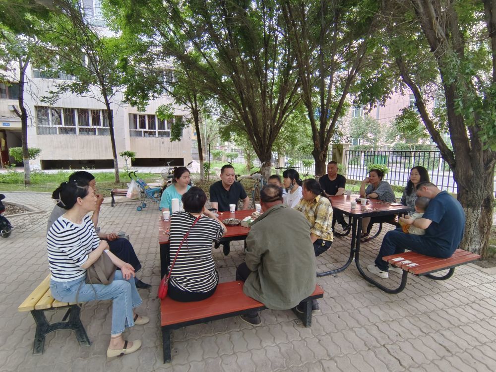 2024年5月，文明路社区的干部群众正在小区院内召开“近邻奶茶会”。新华社发