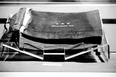 展柜中的《京奉铁路》相册