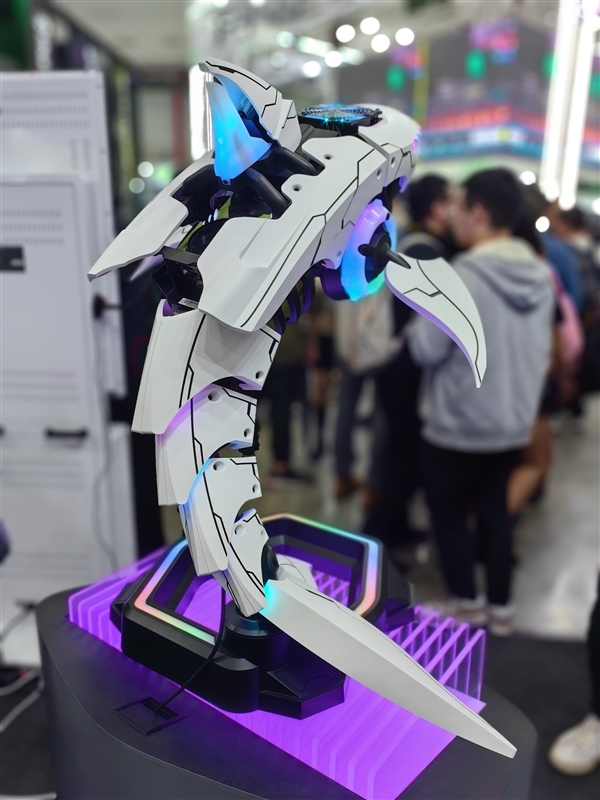 酷冷至尊做了一条“机械鲨鱼”主机!