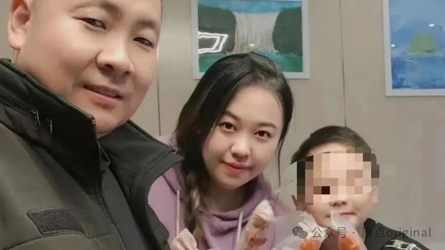 原本幸福的一家三口。图片由受访者提供