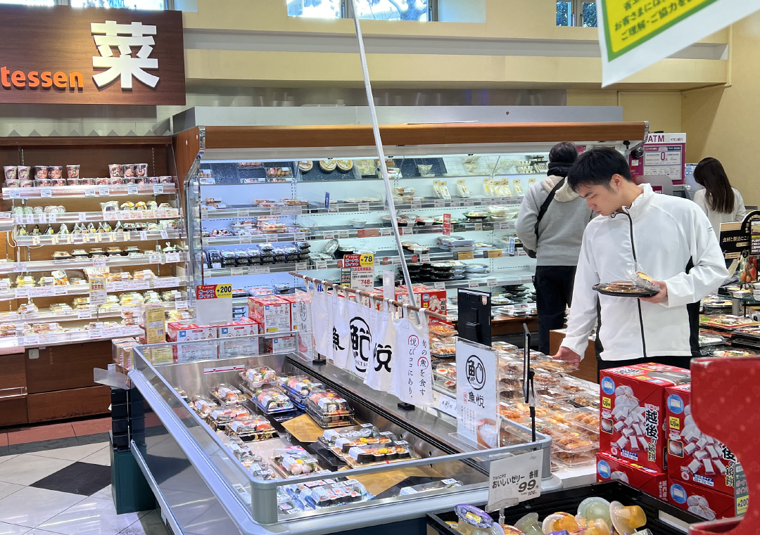 本天时候2023年12月22日，日本东京都港区，市仄易遥邪在超市选购食材。