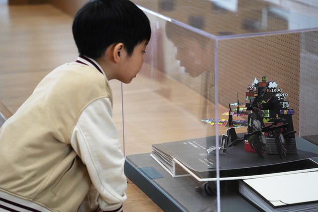 孩童与徐冰作品地书立体书