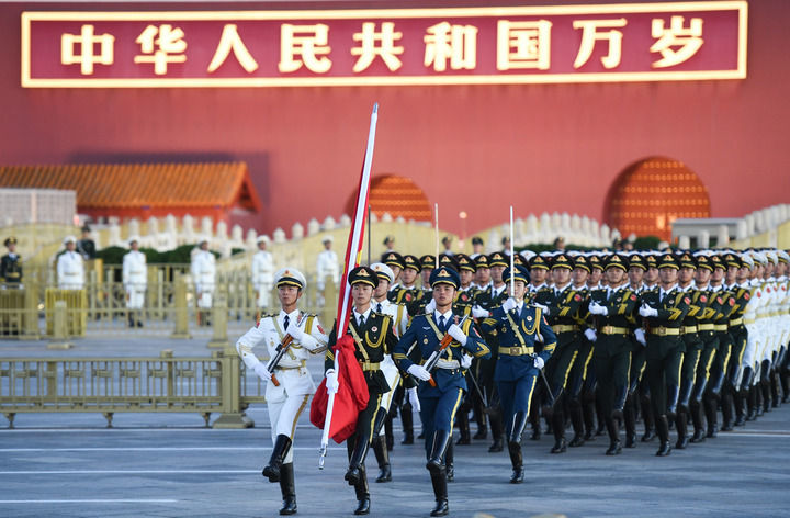 10月1日清晨，隆重的升国旗仪式在北京天安门广场举行，庆祝中华人民共和国成立75周年。新华社记者 陈钟昊 摄