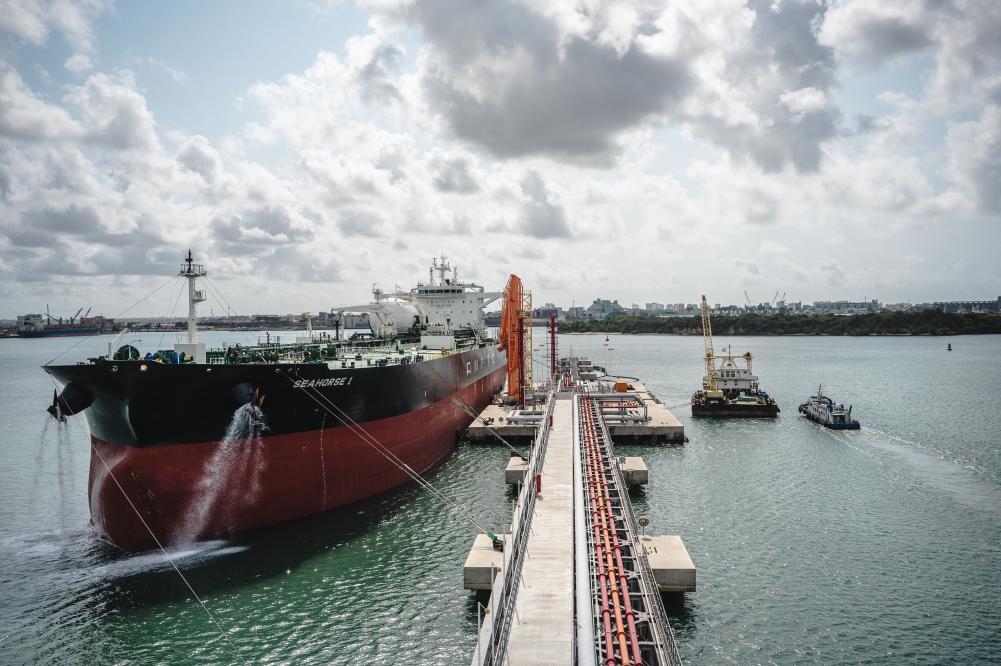 这是8月15日拍摄的位于肯尼亚蒙巴萨港的蒙巴萨油码头。新华社记者王冠森摄