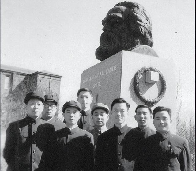 1973年3月,湘雅二医院首批援塞拉利昂医疗队成员合影。