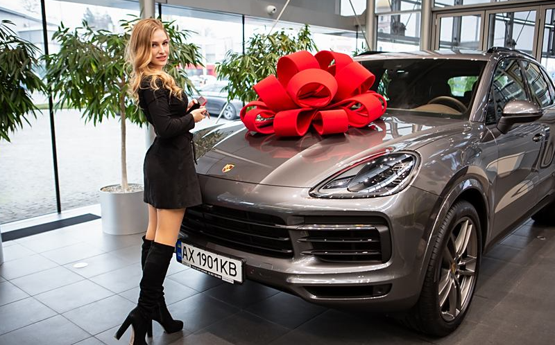 还记得中国小伙和乌克兰媳妇吗?他俩离婚了,还为了抢保时捷报警