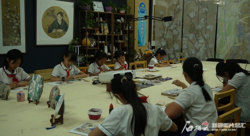 乌鲁木齐市第八十三中学学生在龟兹壁画工作坊临摹作品。石榴云/新疆日报记者 宋海波摄