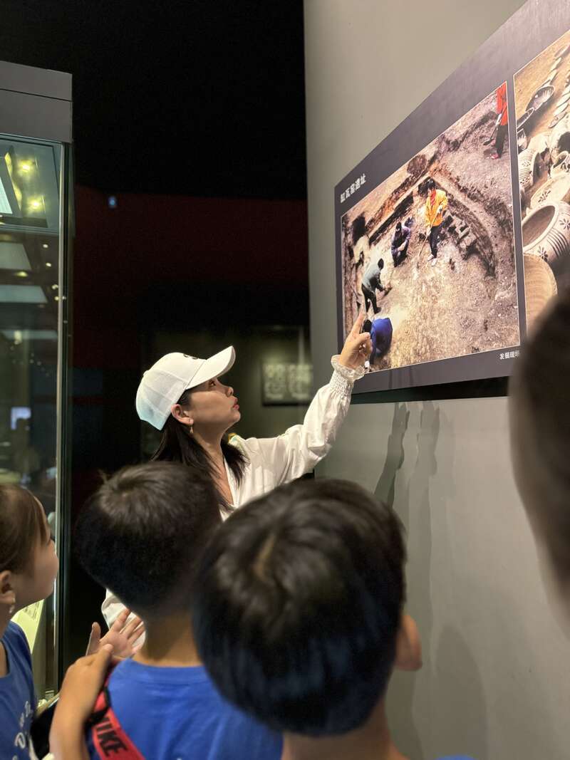 6月25日，在内蒙古博物院，前来研学的青少年正在听老师讲解考古背后的故事。中青报·中青网记者 张敏/摄