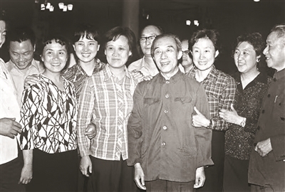 诗人、文学评论家张光年(左六)和青年作家谌容(左四)、张洁(左七)等人合影(摄于1985年)