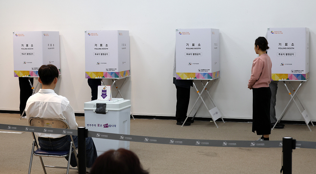 当地时间2024年4月5日,韩国大田,韩国第22届国会议员选举提前投票启动,选民在投票站投票。 视觉中国 图