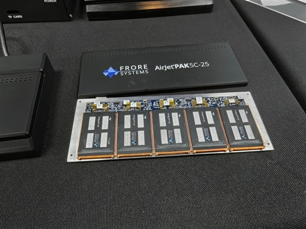 揭秘全球首个固态主动散热AirJet:区区2.5mm/8g!风扇热管都洗洗睡吧