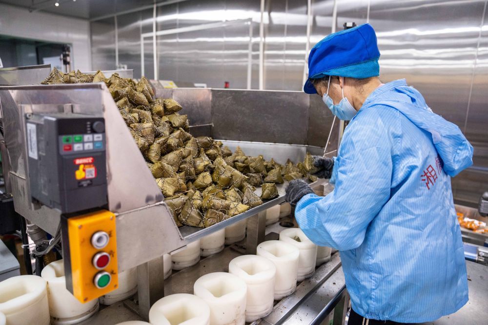 6月5日，在浏阳市关口街道道源湖村一家粽子生产车间，工人在包装粽子。