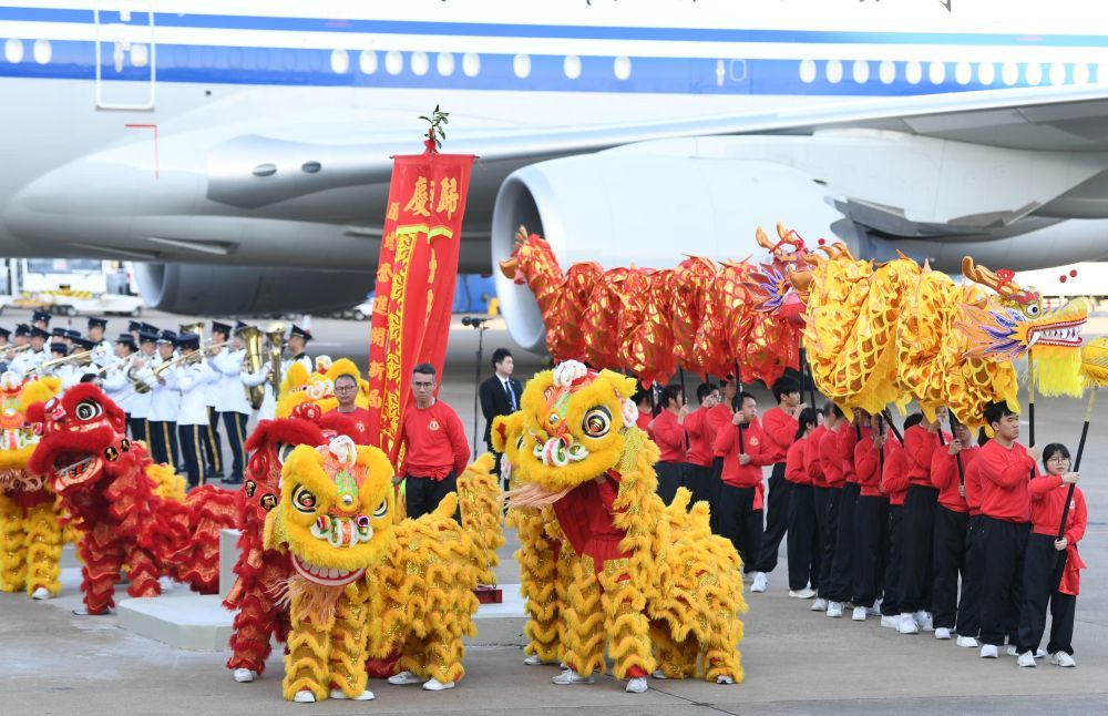 12月18日下午，中共中央总书记、国家主席、中央军委主席习近平乘专机抵达澳门，出席将于20日举行的庆祝澳门回归祖国25周年大会暨澳门特别行政区第六届政府就职典礼，并视察澳门。这是欢迎现场。新华社记者 陈铎 摄