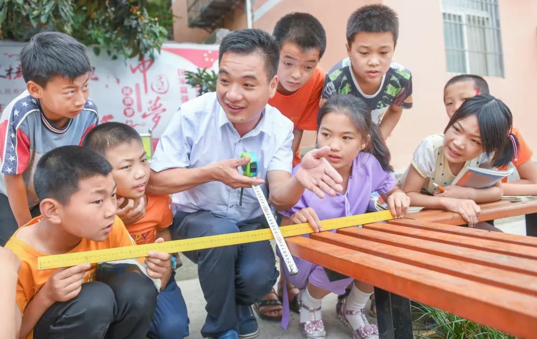 全国模范教师彭玉生与学生在一起。