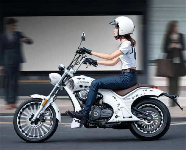 女骑轻松骑!宗申自动挡巡航YOMI摩托车推出城市限量版