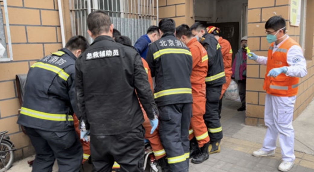 医警联动，10 人组成搬抬队伍救治 500 斤患者，图源：北京急救中心
