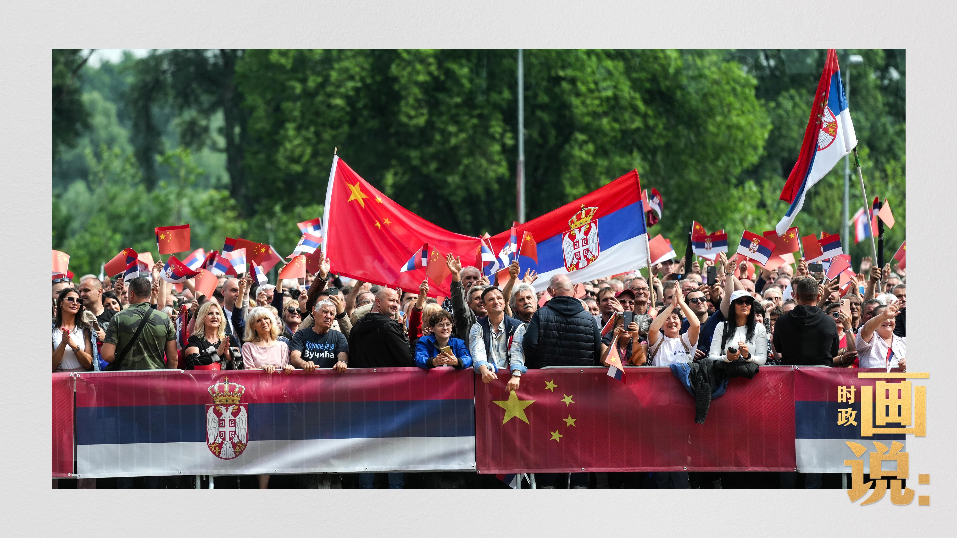 △当地时间5月8日上午，武契奇总统陪同习近平主席来到政府大厦平台。大厦广场上，一万五千名塞尔维亚民众挥舞中塞两国国旗，对习近平主席表示最热烈的欢迎。