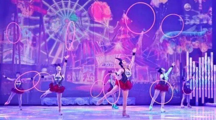 省杂技团在哈尔滨融创乐园中央大剧院演出冰上杂技情境冰秀《遇见&middot;哈尔滨》