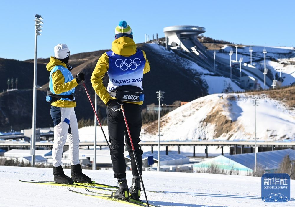 ↑在国家越野滑雪中心，运动员在训练间隙休息（2022年1月27日摄）。 国家越野滑雪中心位于崇礼冬奥核心区古杨树场馆群的东南侧山谷。北京冬奥会期间，国家越野滑雪中心承担越野滑雪和北欧两项部分比赛。新华社记者 邓华 摄